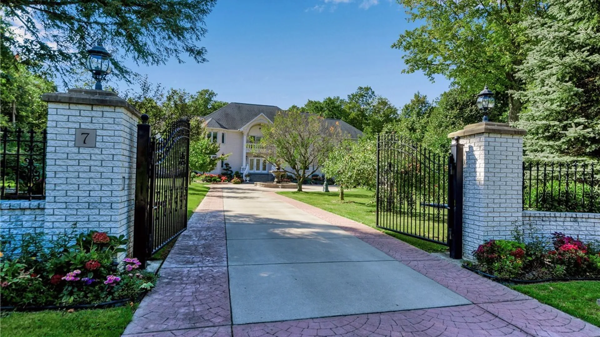 Property at 7 Woodcrest Drive, Aurora, NY 14127 3