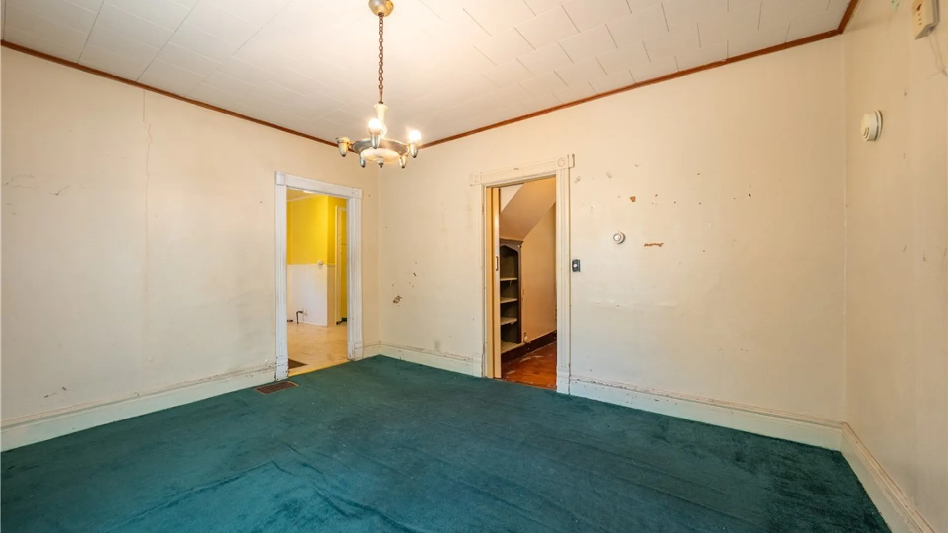 Property at 4 Regina Place, Buffalo, NY 14208 11