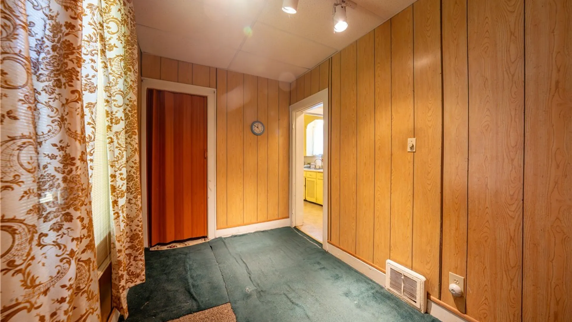 Property at 4 Regina Place, Buffalo, NY 14208 24