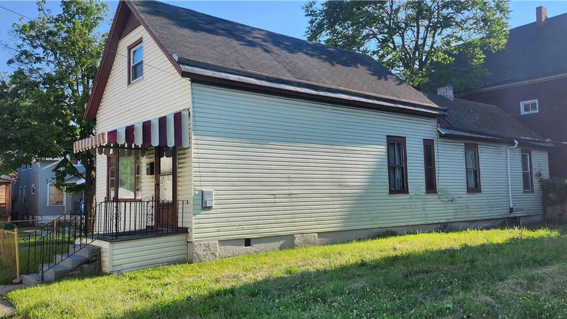 Property at 4 Regina Place, Buffalo, NY 14208 4
