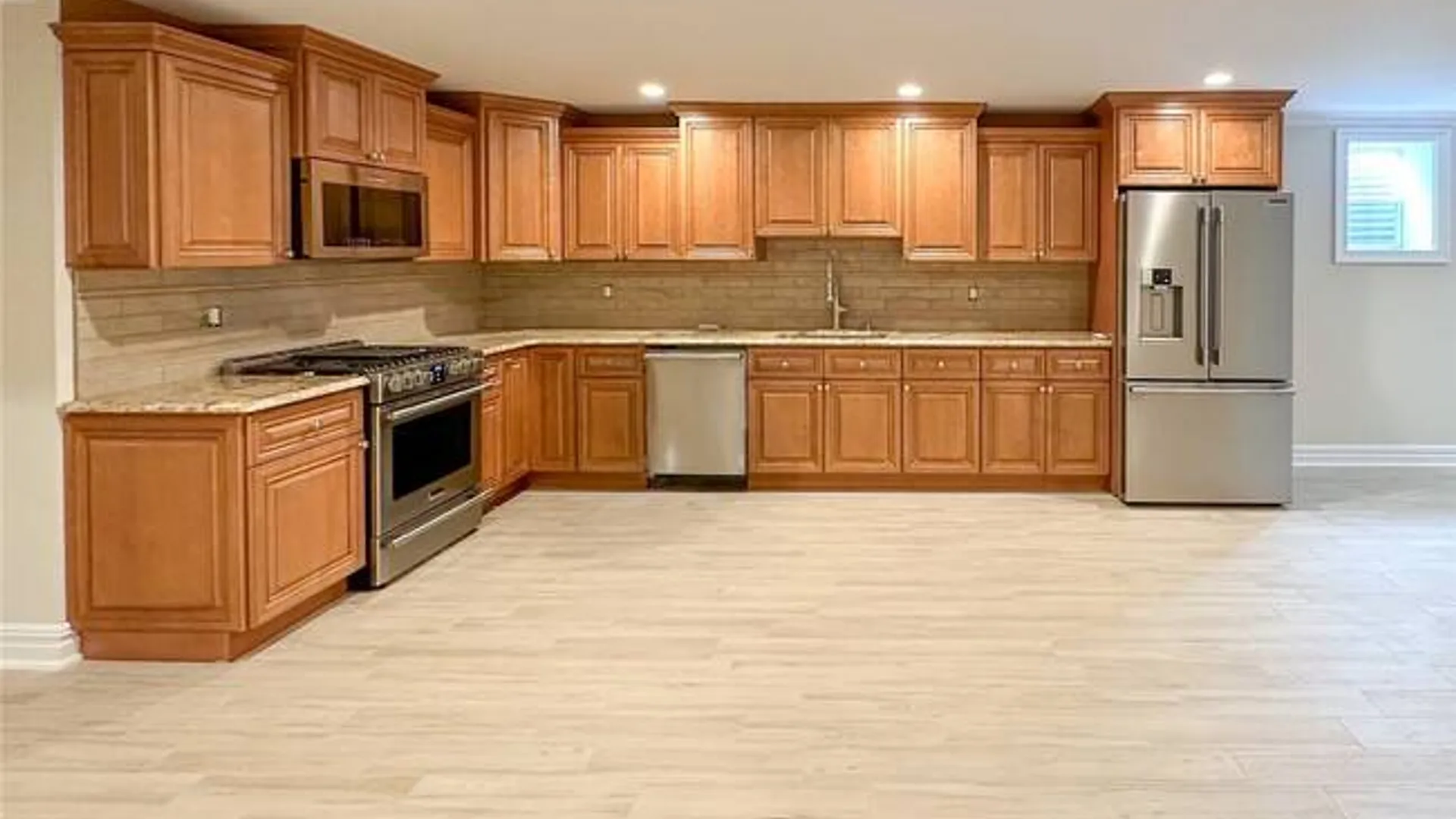 Property at 11 Mark Twain Lane, E. Setauket, NY 11733 25