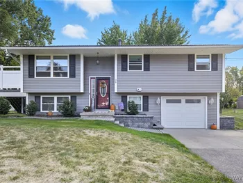 Property at 28 Manor Lane, Royalton, NY 14105
