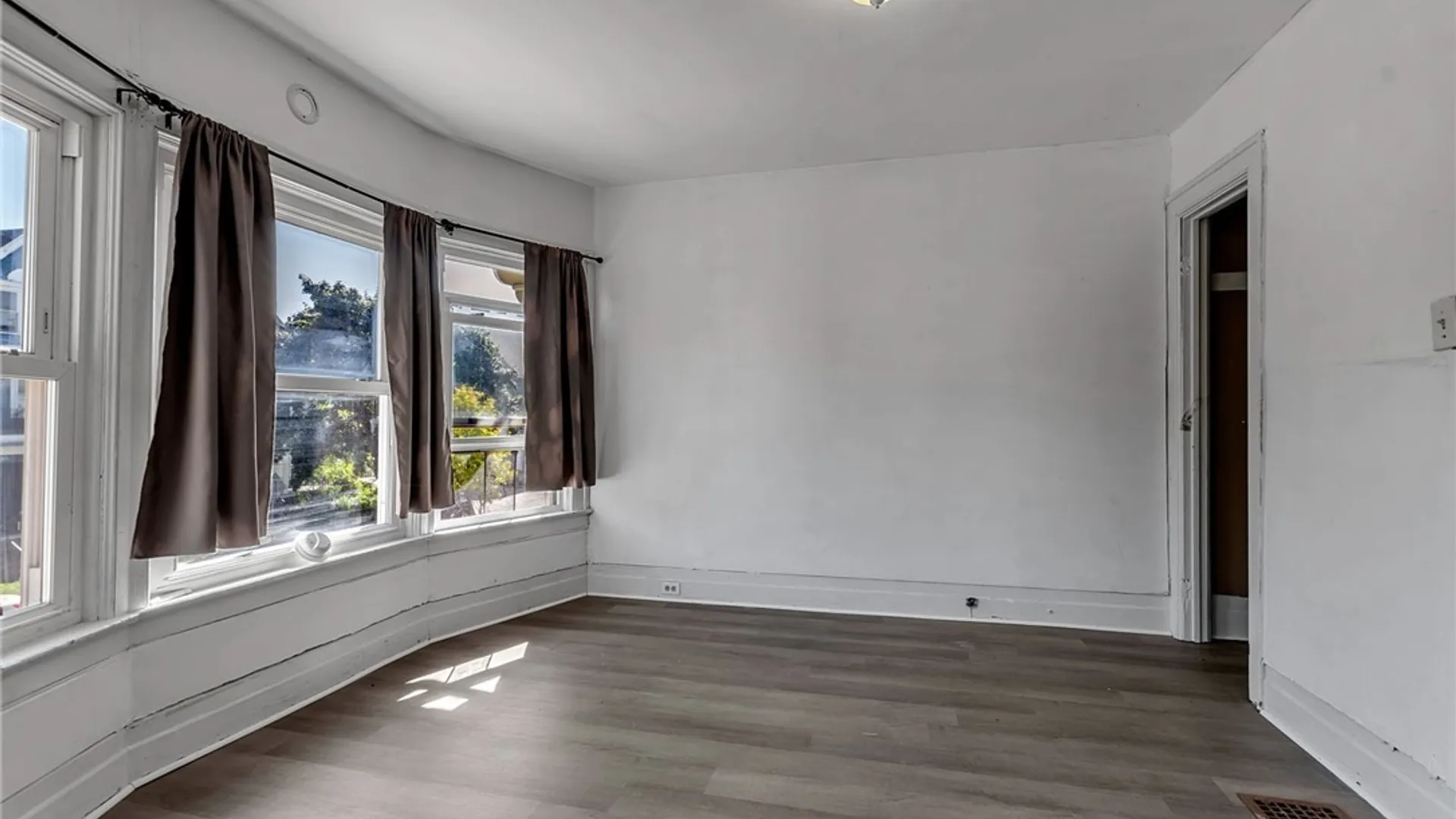 Property at 90 Greenwood Place, Buffalo, NY 14213 12