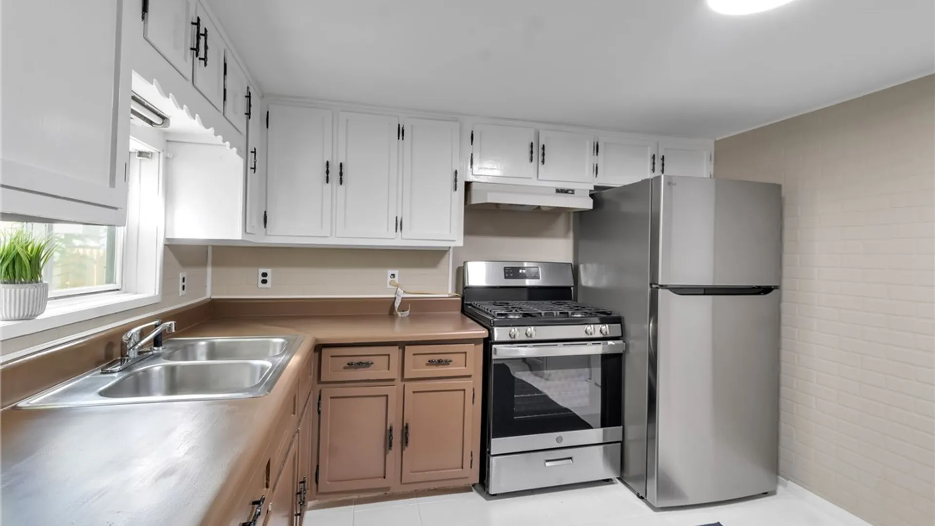 Property at 580 Ogden Street, Buffalo, NY 14206 4