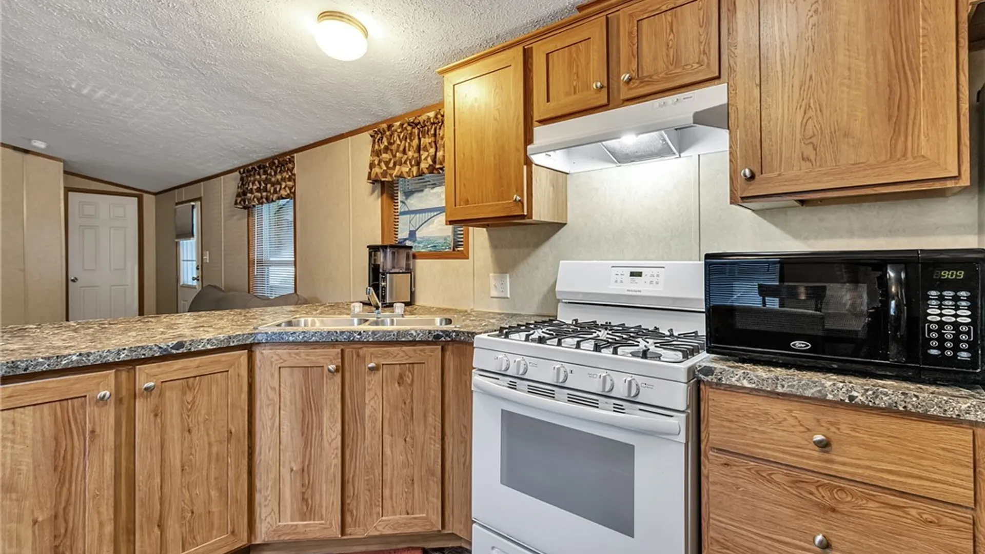 Property at 6 Oak Lane, Clarence, NY 14031 17
