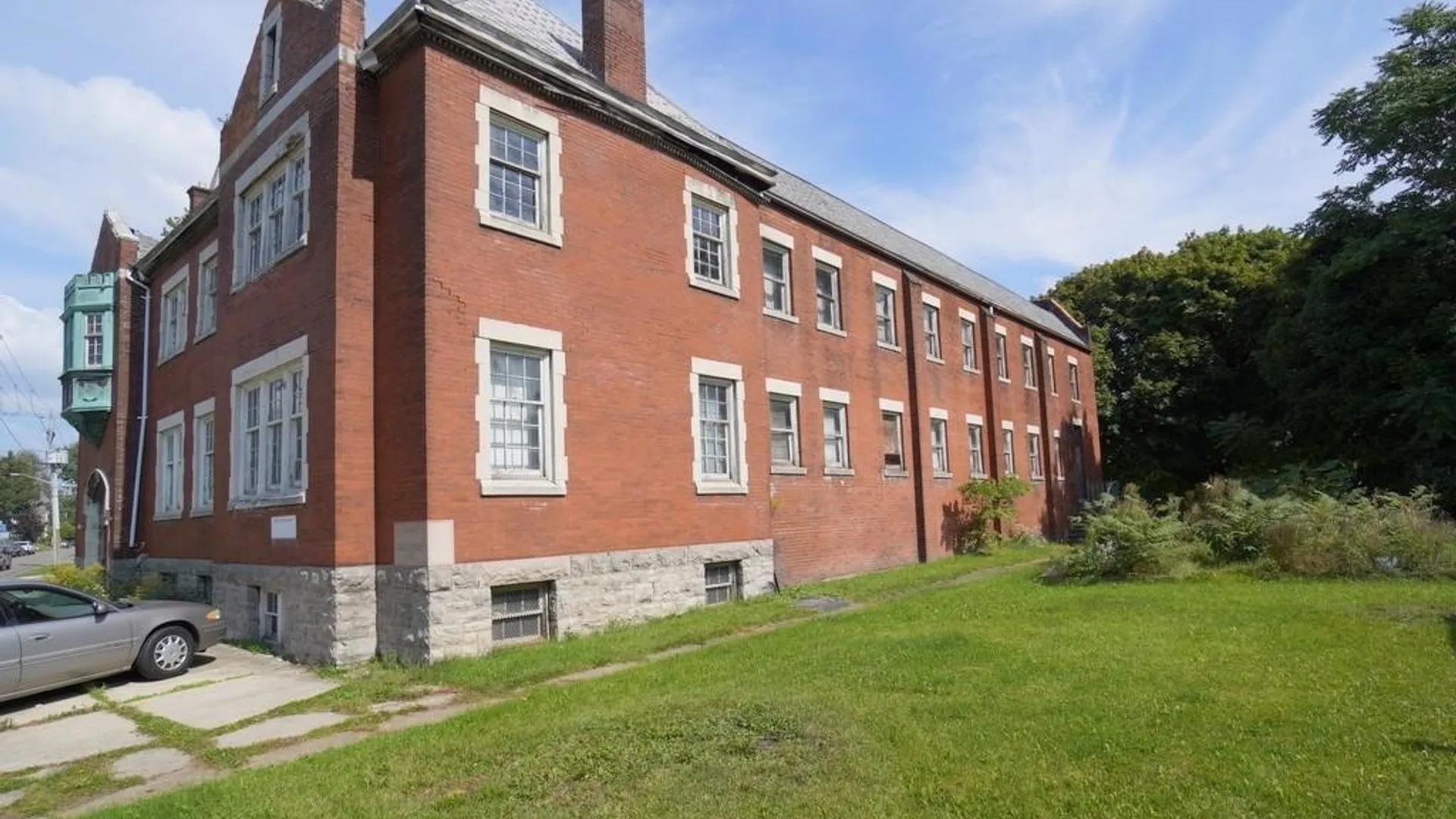 Property at 1013 Ellicott Street, Buffalo, NY 14209 3