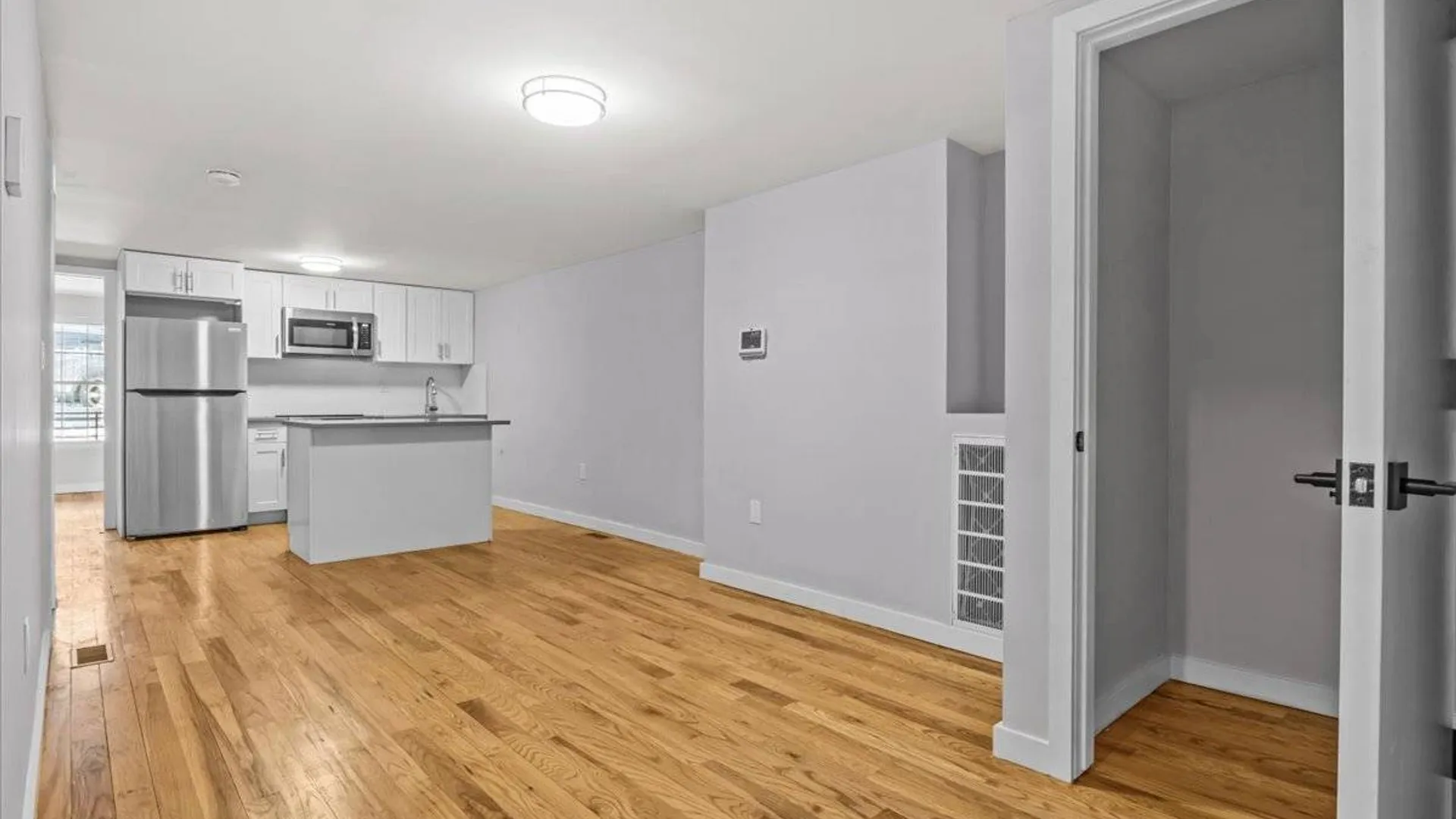Property at 807 elsmere pl, bronx, NY 10460 4