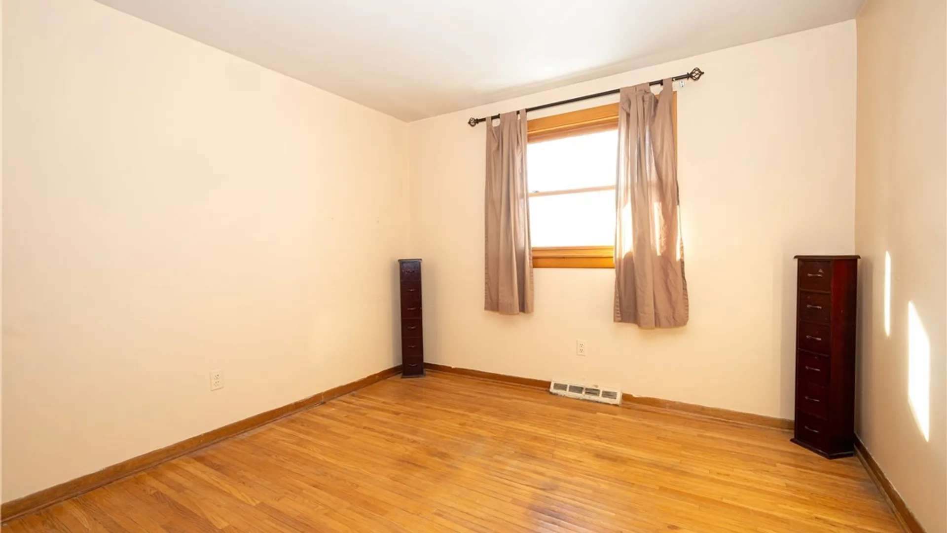 Property at 16 Oakwood Drive, Cheektowaga, NY 14227 26