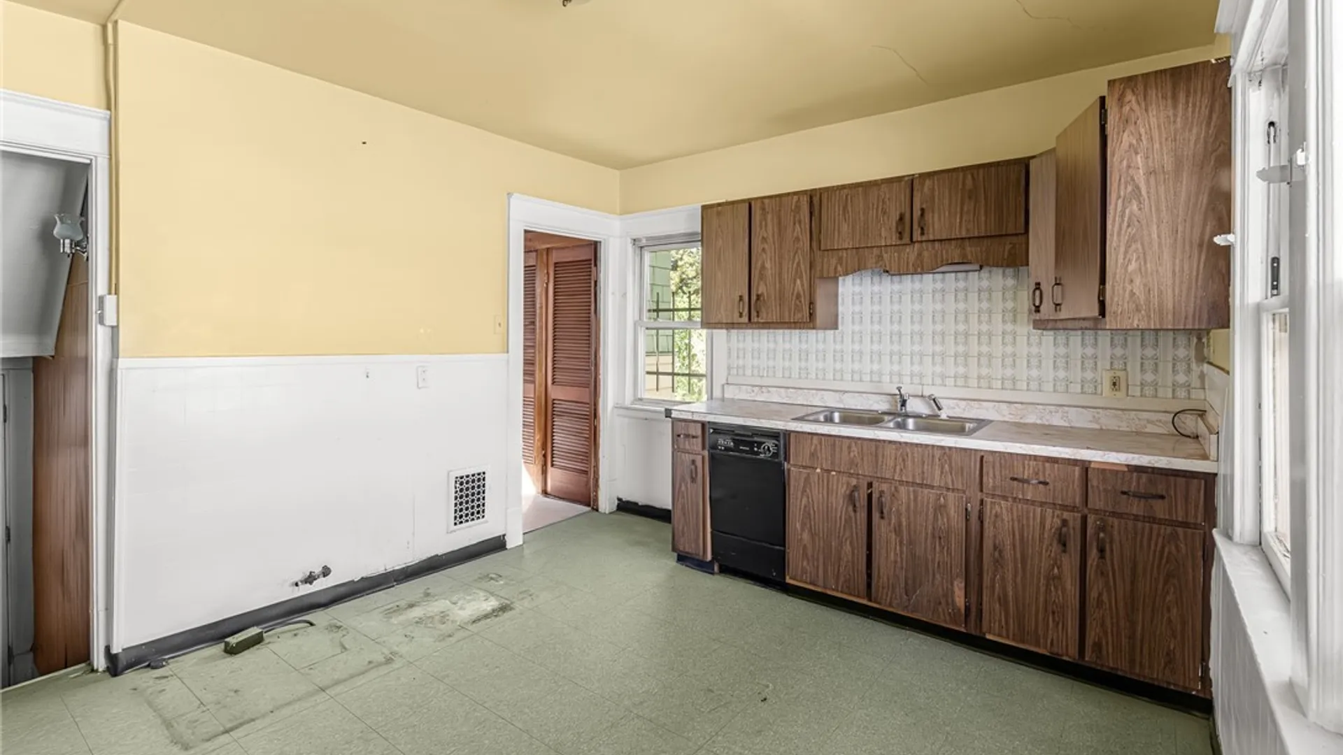 Property at 32 Schuele Avenue, Buffalo, NY 14215 15