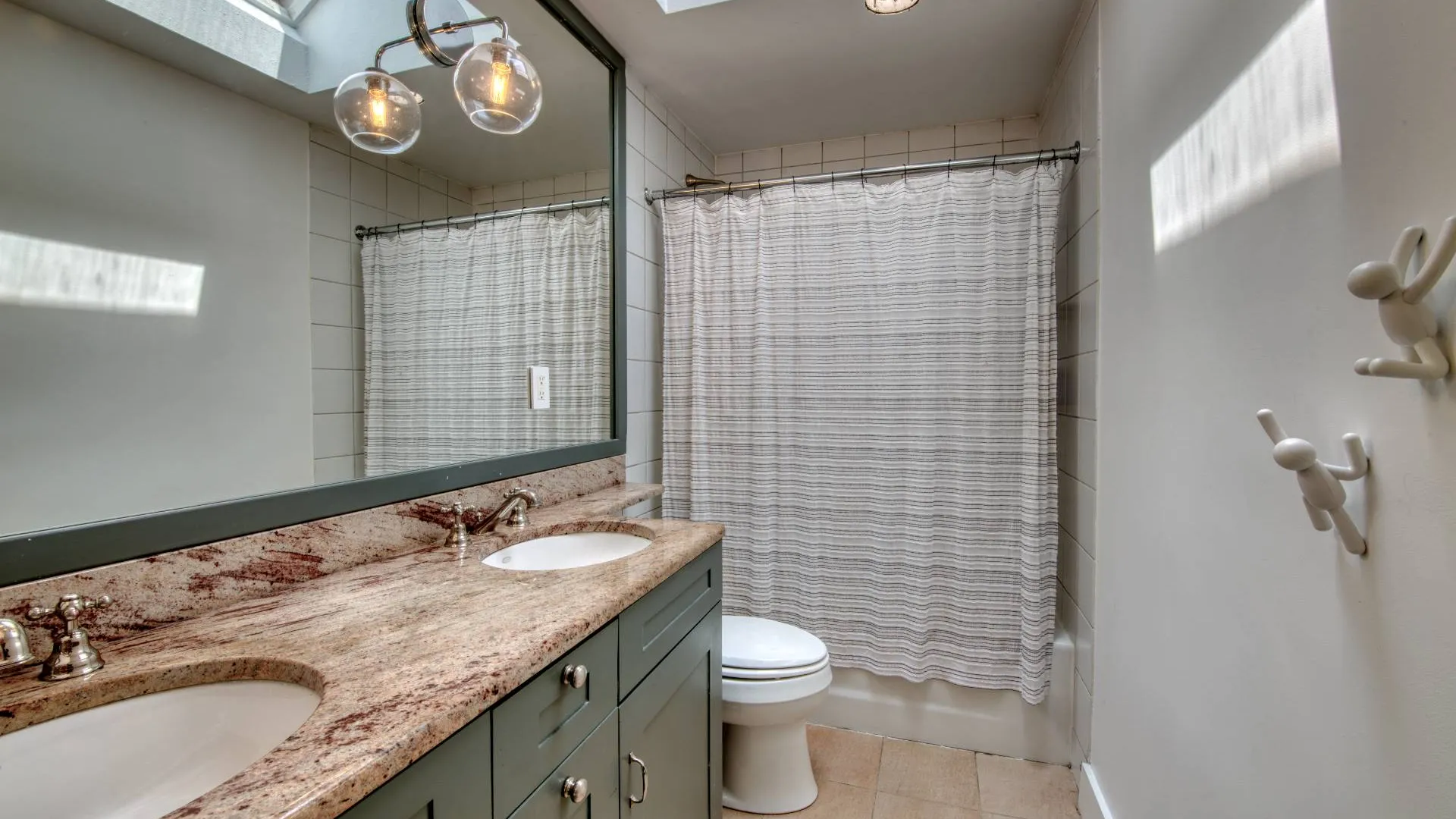 Property at 12 DEEP VIEW CT, East Hampton, NY 11937 16