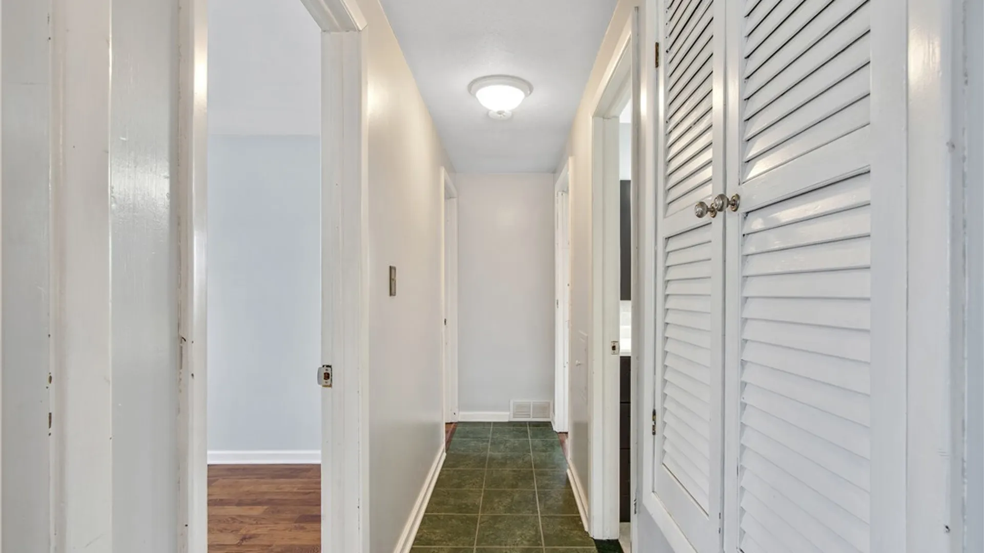 Property at 4 Toulon Drive, Cheektowaga, NY 14227 14