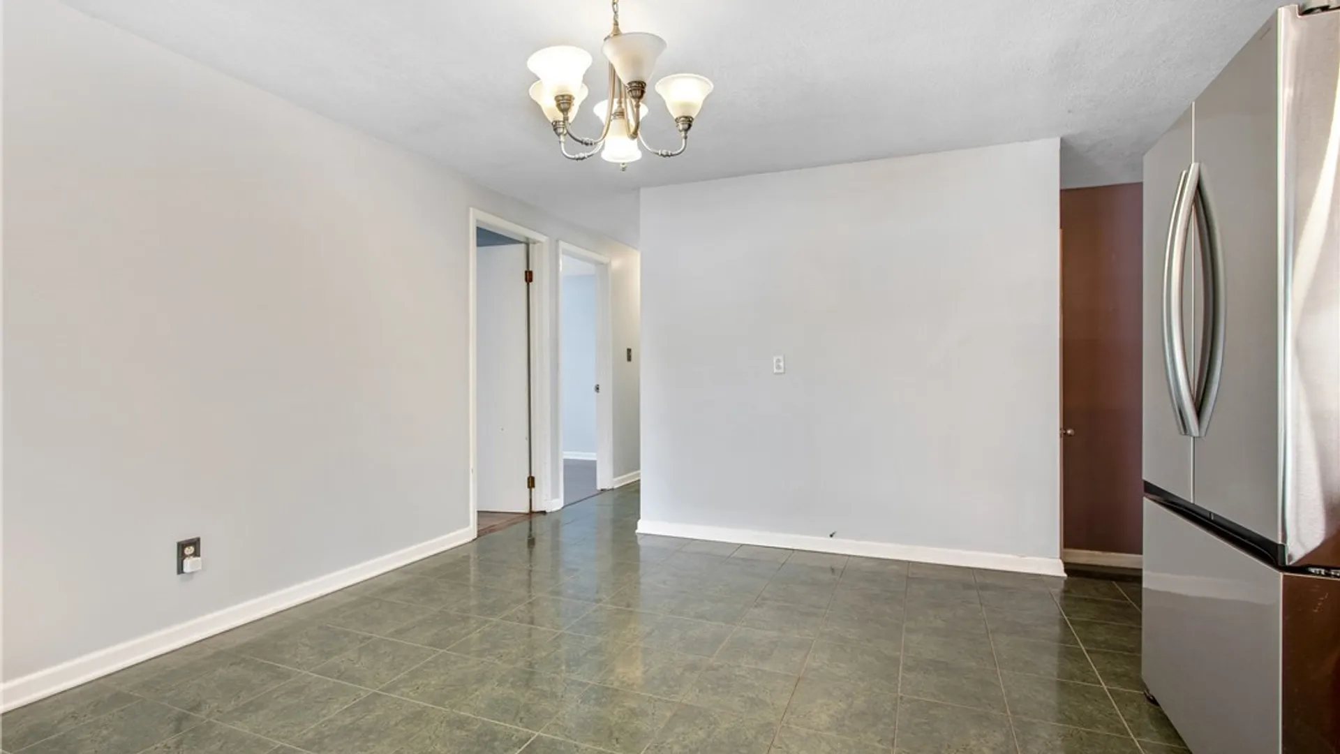 Property at 4 Toulon Drive, Cheektowaga, NY 14227 9