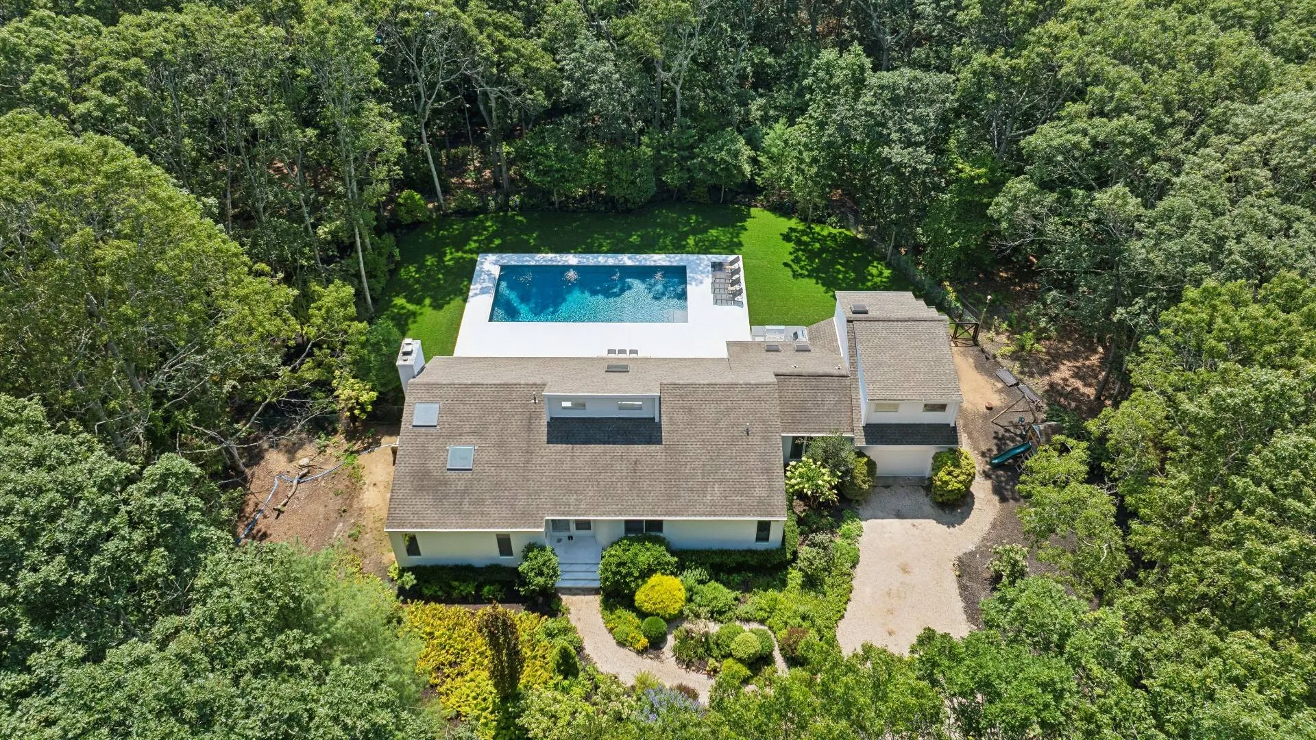 Property at 14 Livery Lane, East Hampton, NY 11937 27