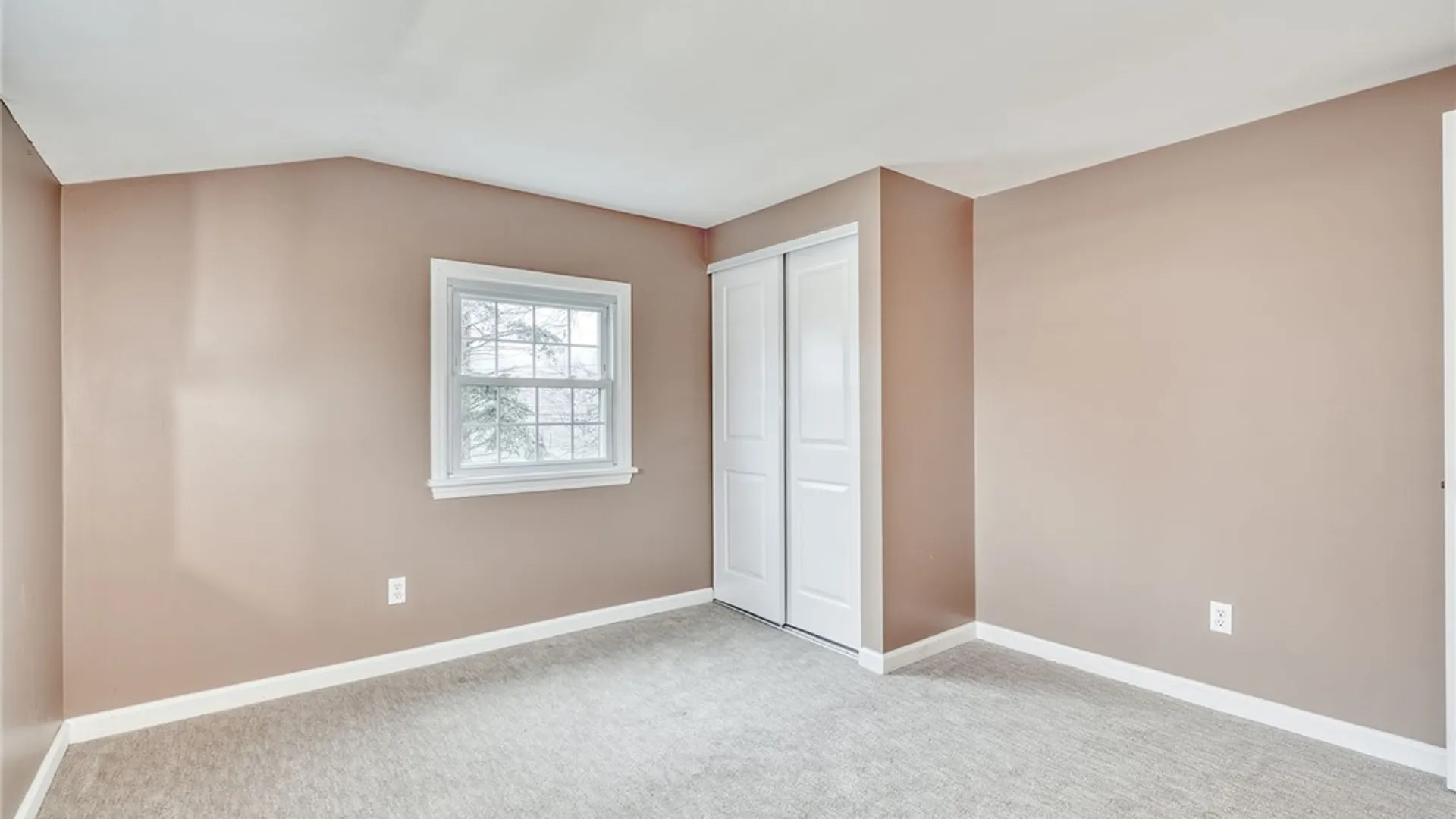 Property at 20 Sandoris Cir, Irondequoit, NY 14622 29