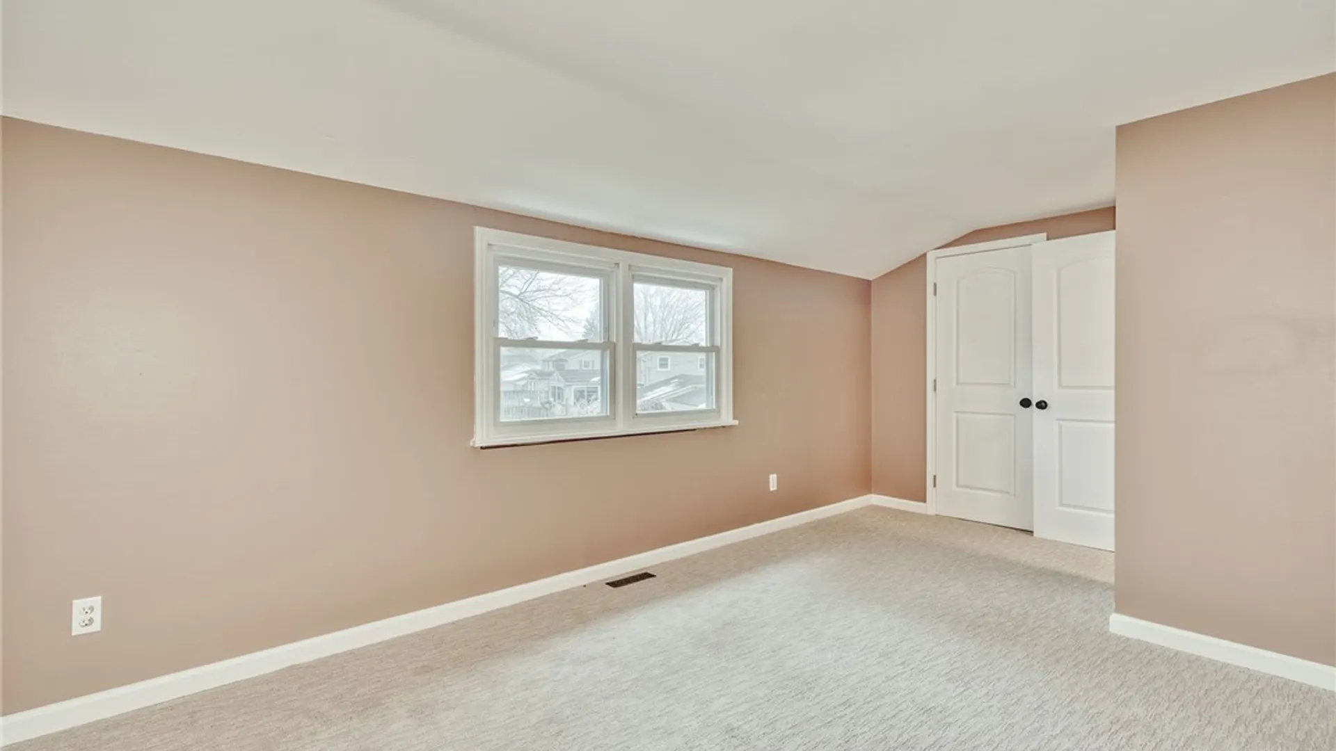 Property at 20 Sandoris Cir, Irondequoit, NY 14622 32