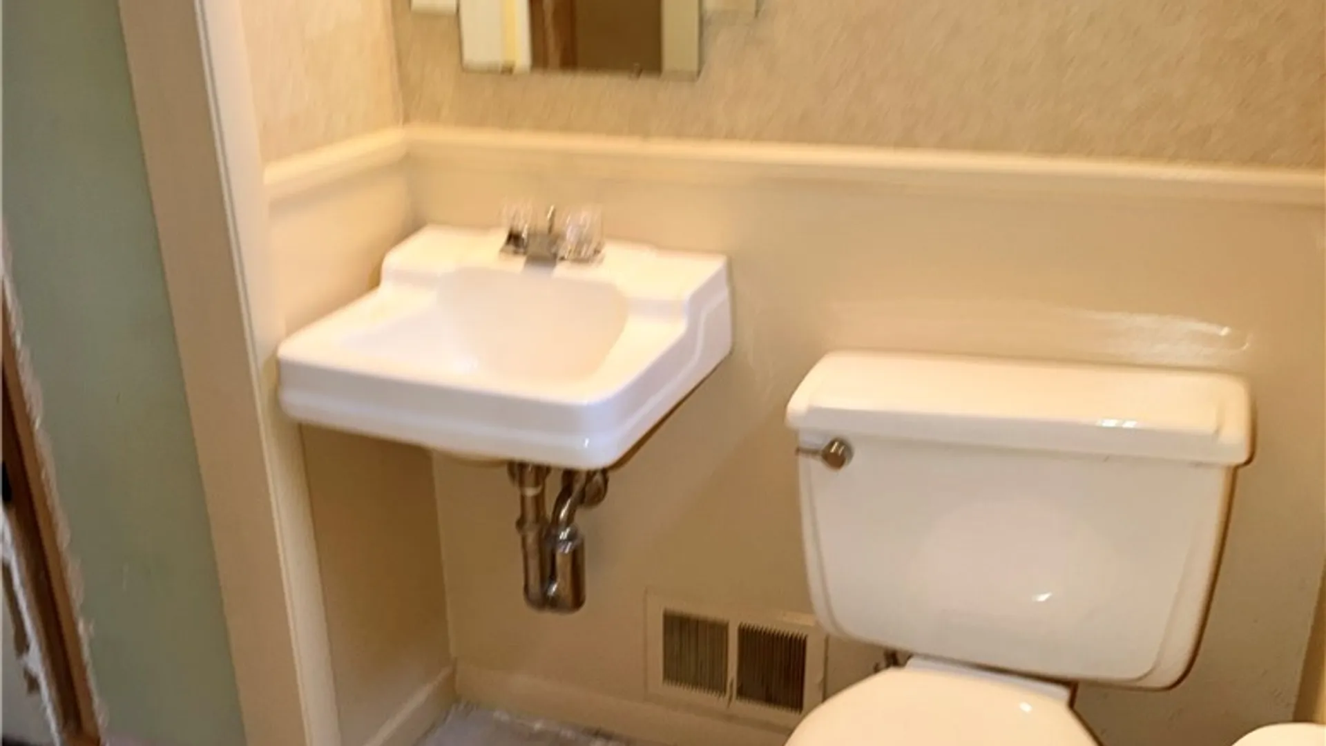 Property at 257 Cranbrooke Dr, Irondequoit, NY 14622 13