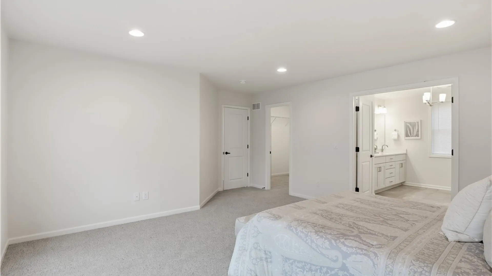 Property at 8 Nightfrost Lane, Henrietta, NY 14467 18