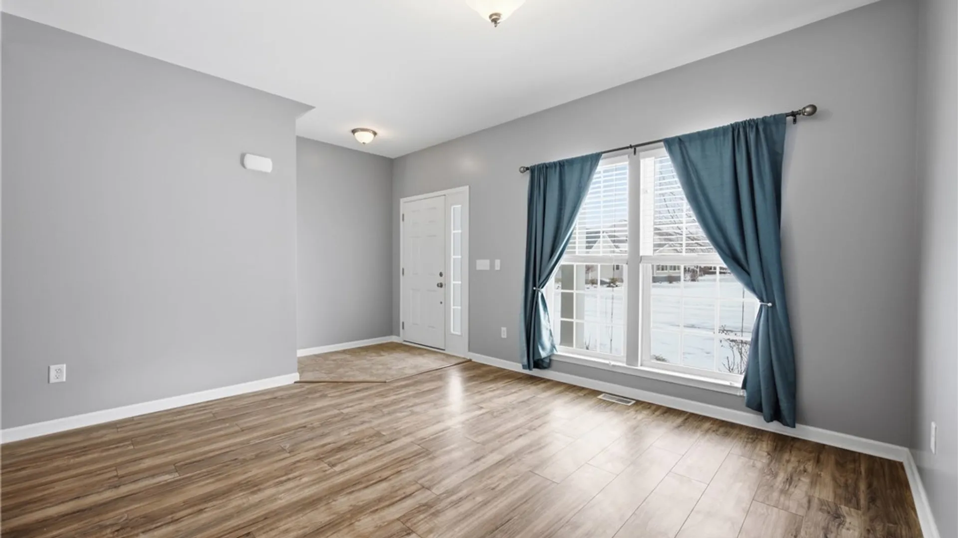 Property at 1 Skylark Lane, Wheatfield, NY 14304 4