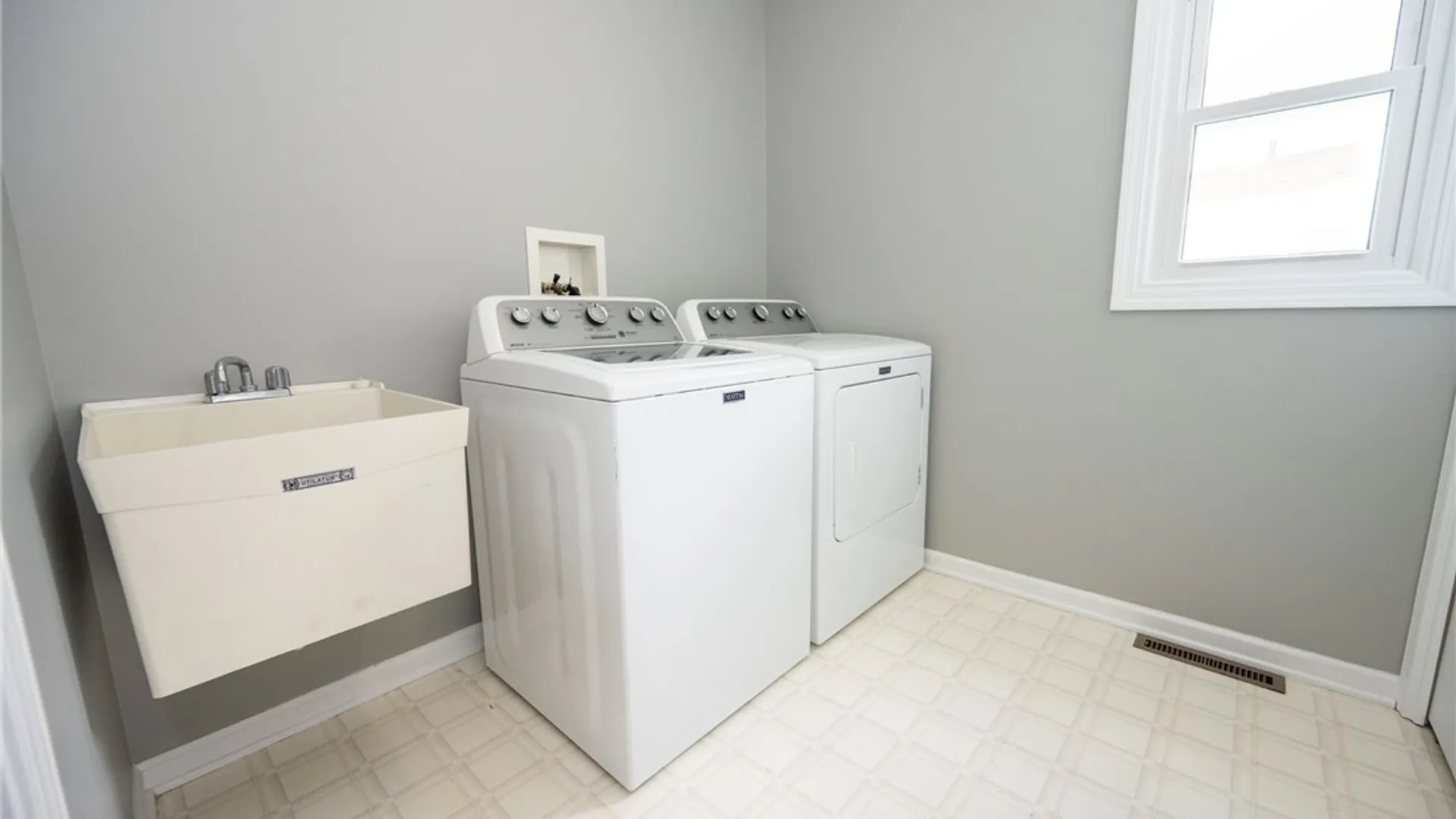 Property at 13 Alexander Parkway, Pendleton, NY 14120 36