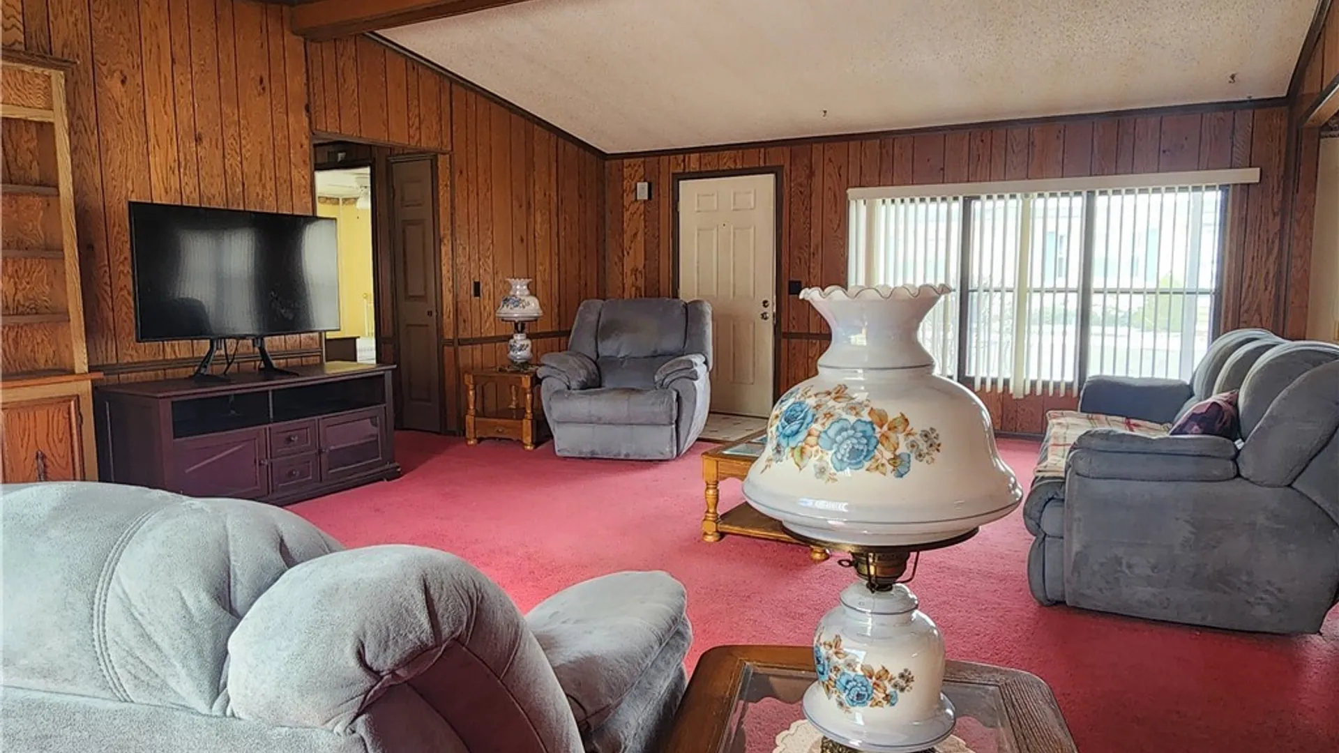 Property at 46 Parkside Circle, Cheektowaga, NY 14227 4