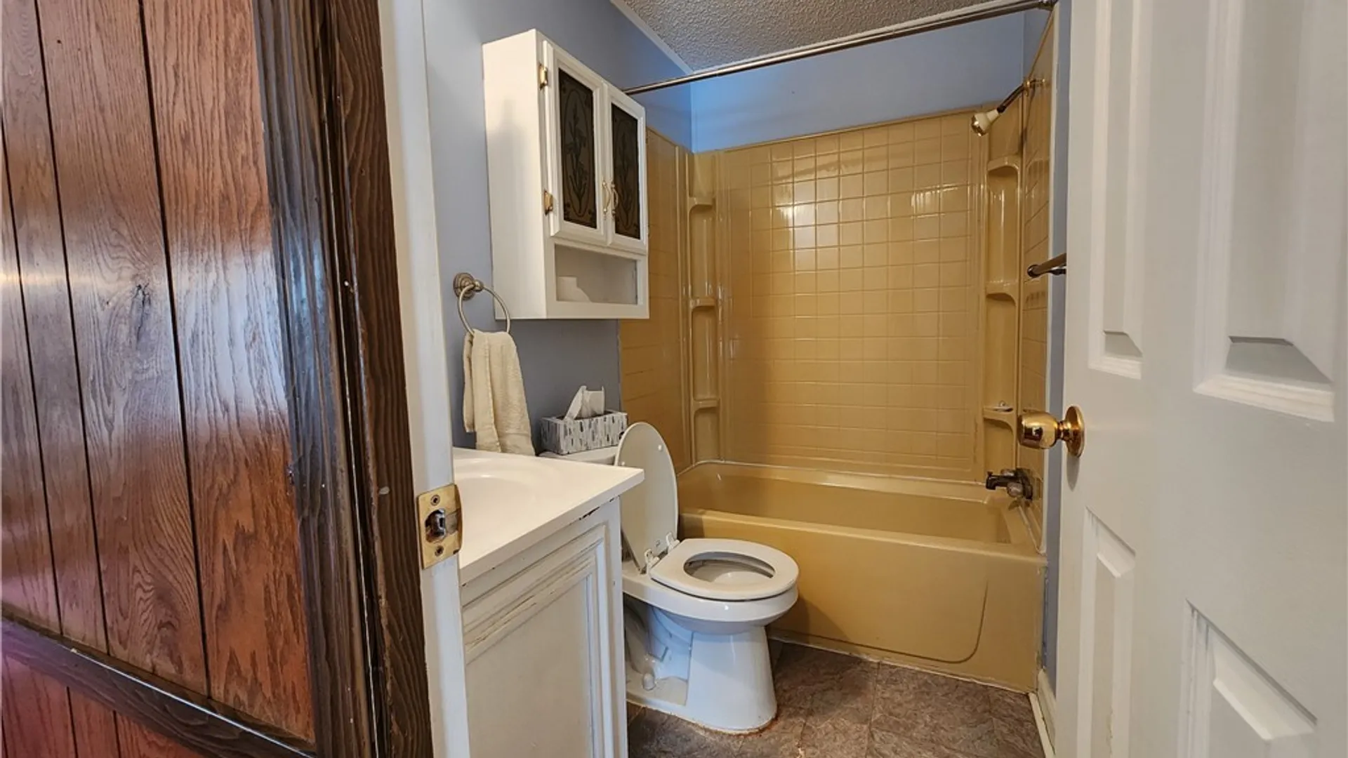 Property at 46 Parkside Circle, Cheektowaga, NY 14227 5