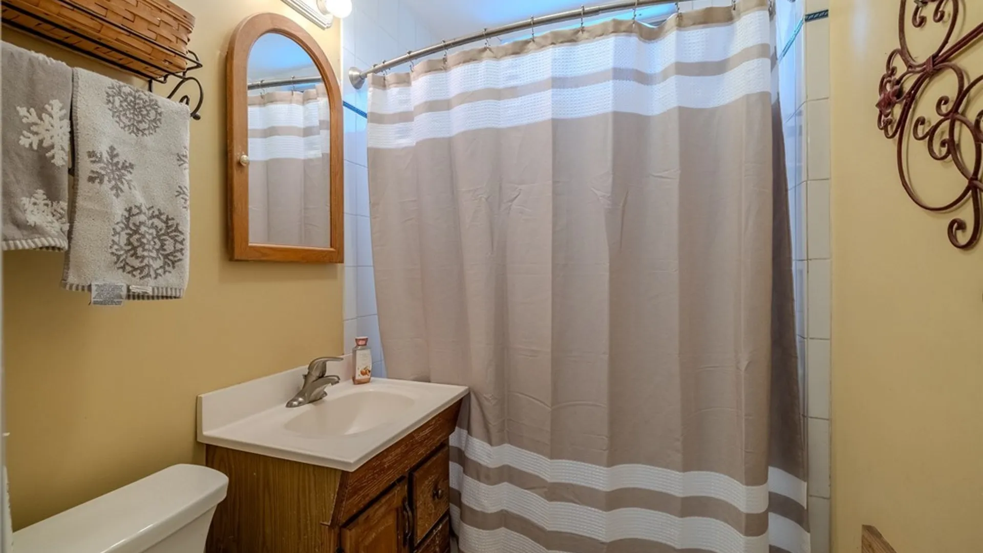 Property at 1353 Northcliffe Road, Syracuse, NY 13206 20