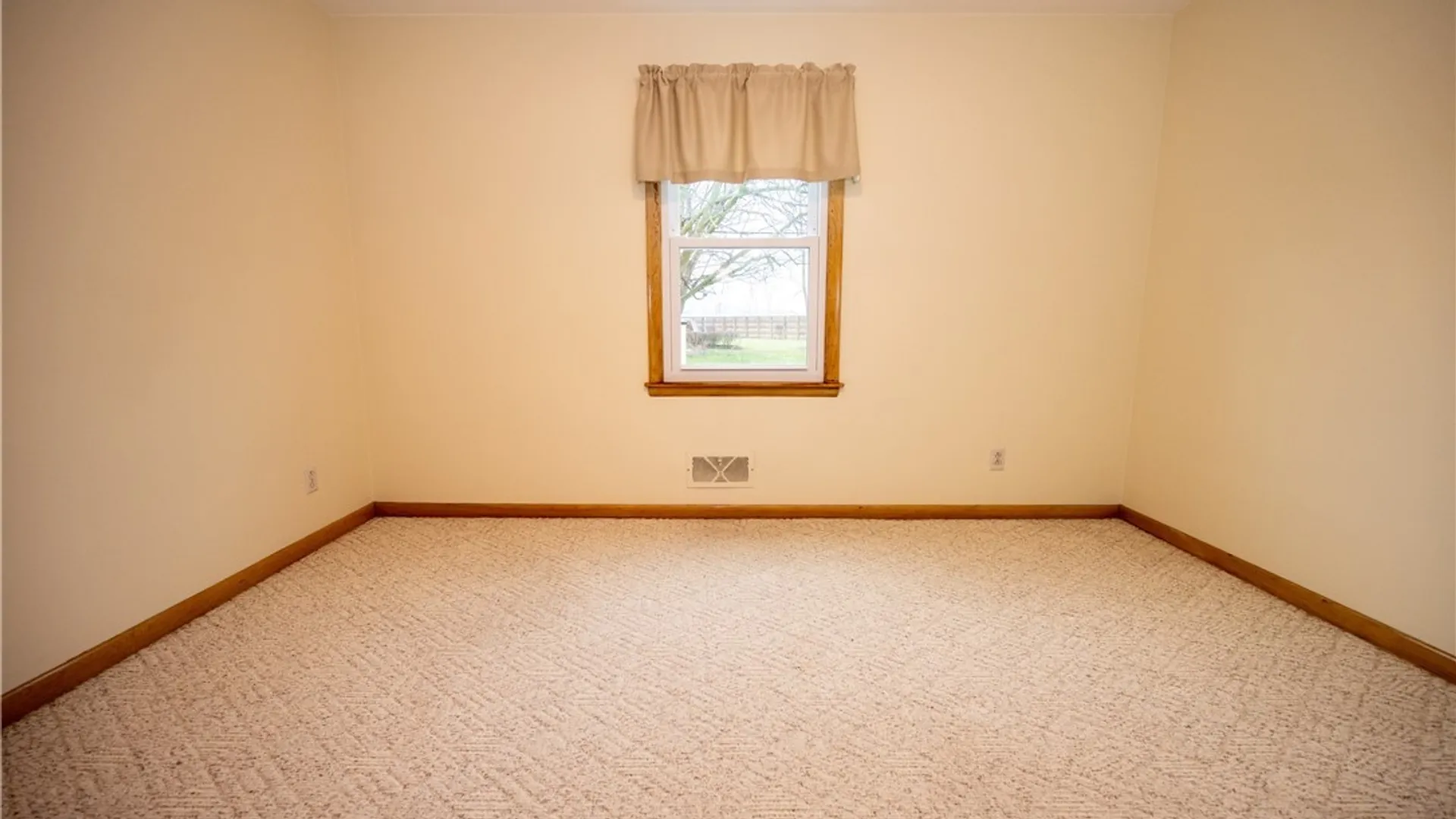 Property at 27 Edmund Street, Cheektowaga, NY 14227 28