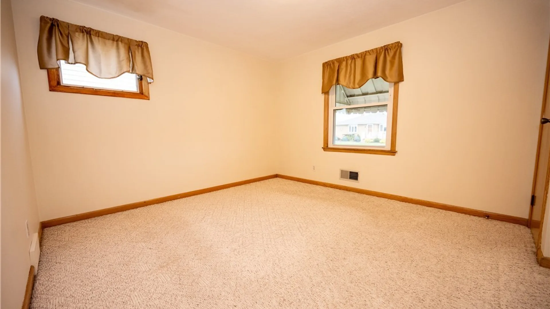 Property at 27 Edmund Street, Cheektowaga, NY 14227 29