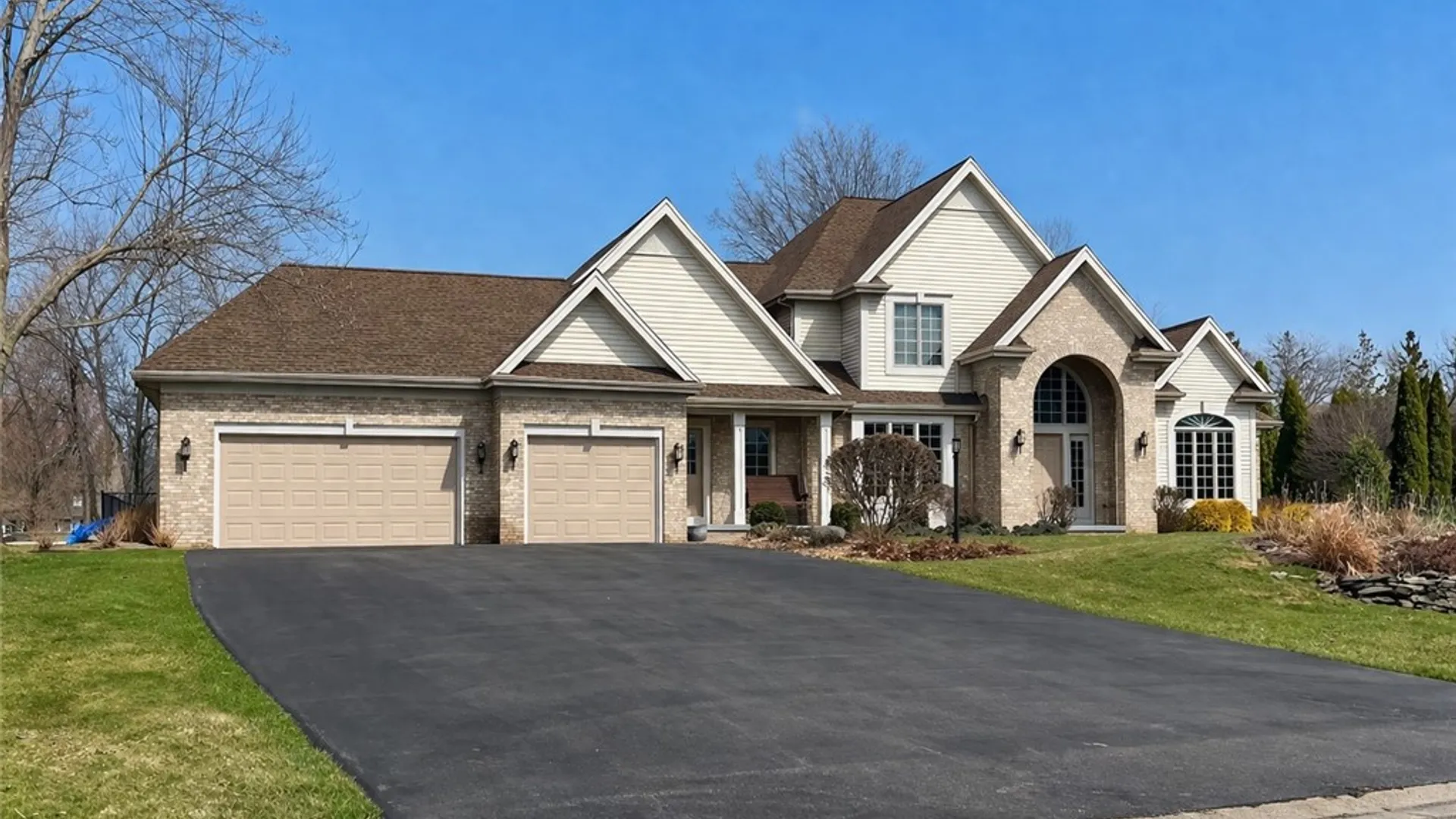 Property at 5 Blue Pine Circle, Penfield, NY 14526 2