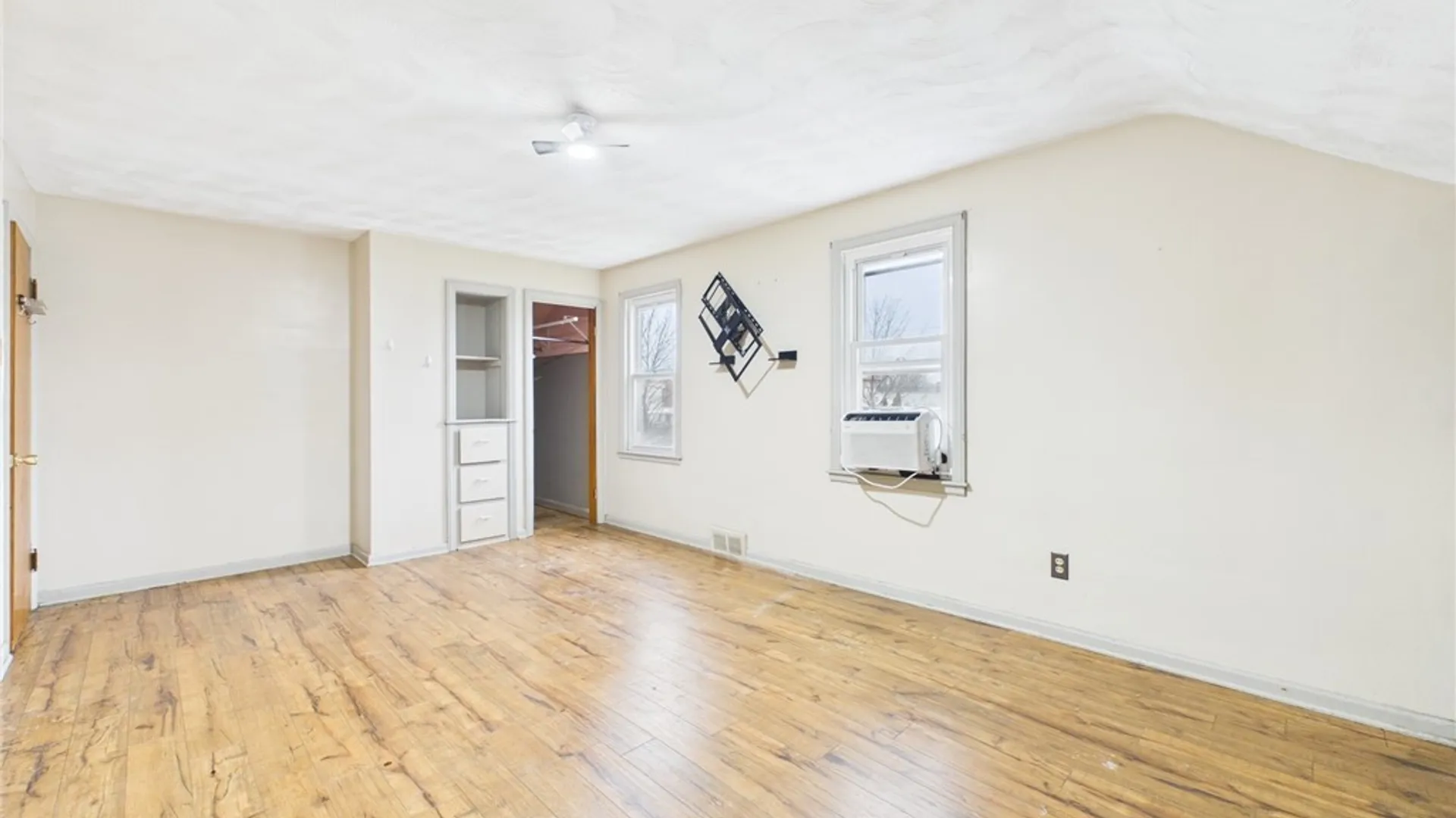 Property at 2733 Independence Avenue, Niagara Falls, NY 14301 15