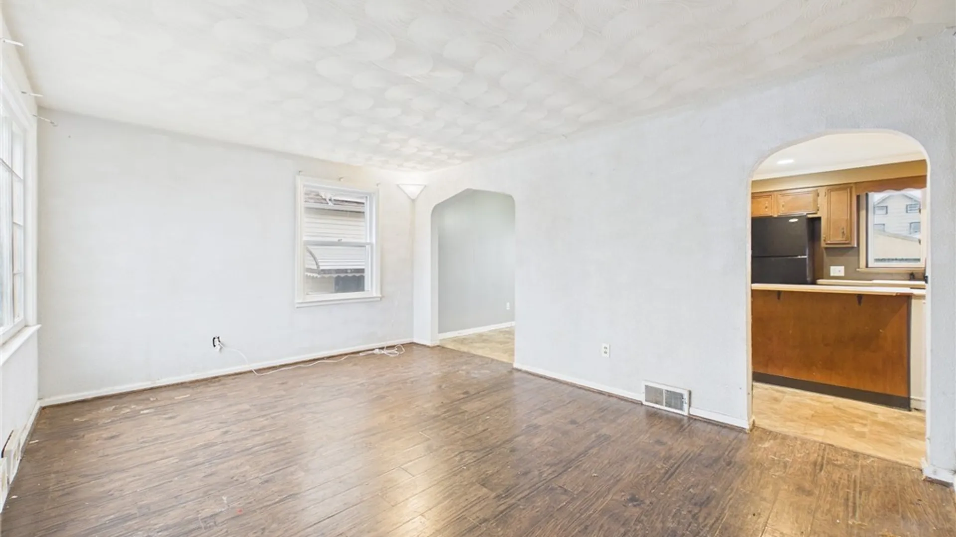 Property at 2733 Independence Avenue, Niagara Falls, NY 14301 4