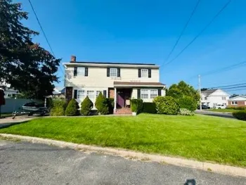 Property at 2 Pleasantville Dr, Bayville, NY 11709