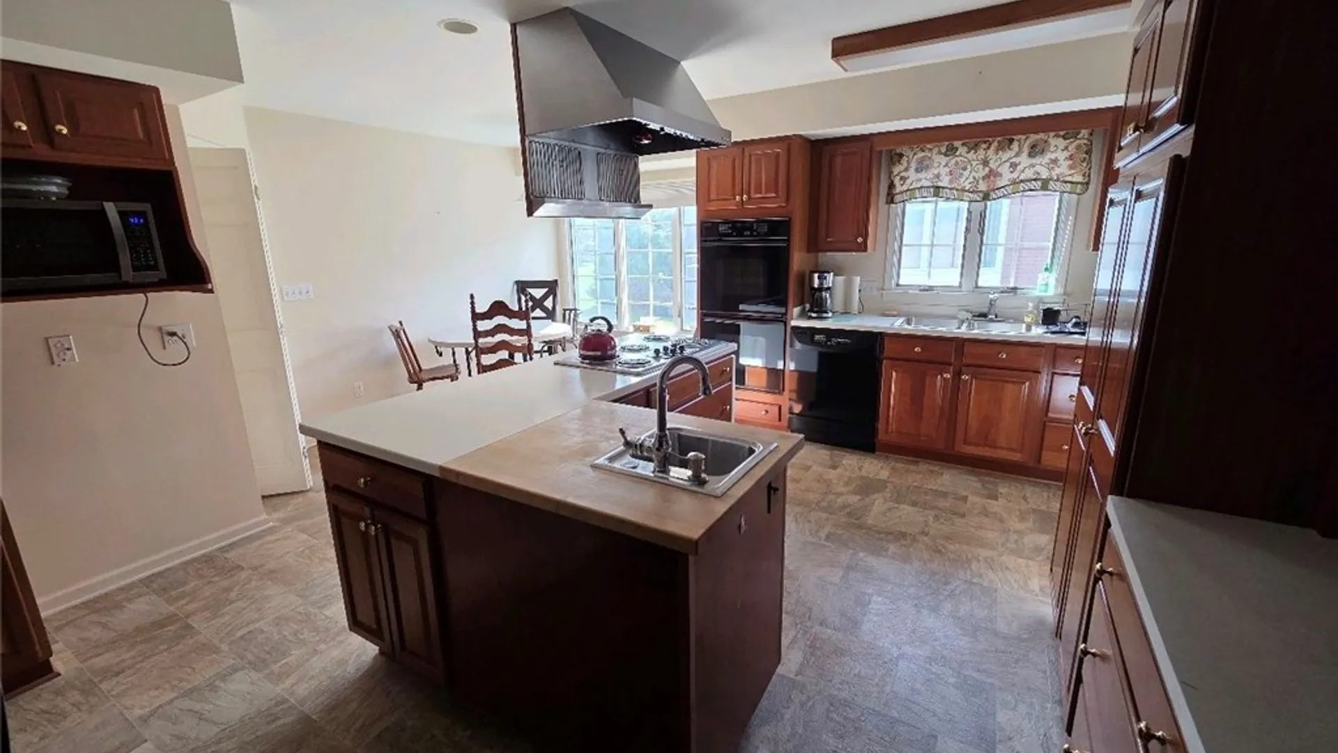 Property at 3 Saint Charles Court, Amherst, NY 14221 12