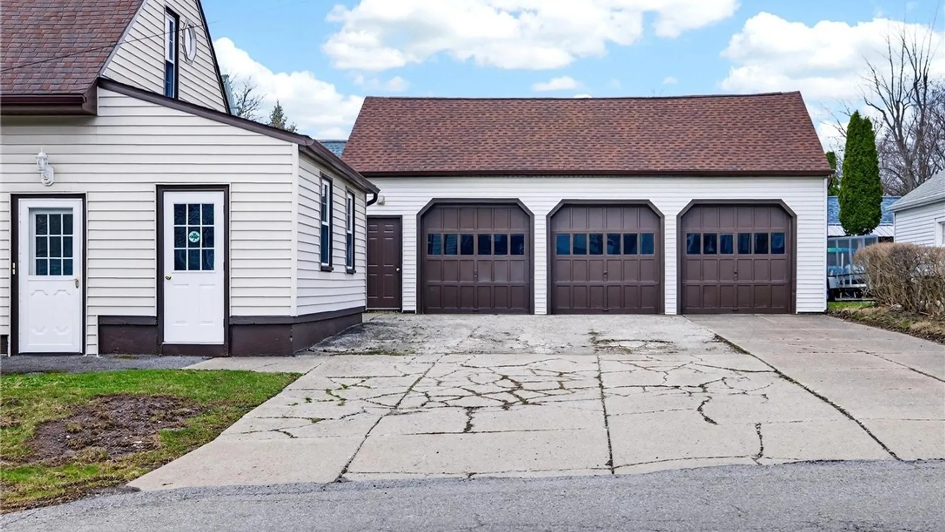 Property at 20 East Avenue, West Seneca, NY 14224 4