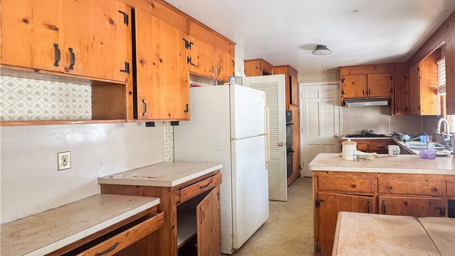 Property at 141 Ledgerock Lane, Brighton, NY 14618 3