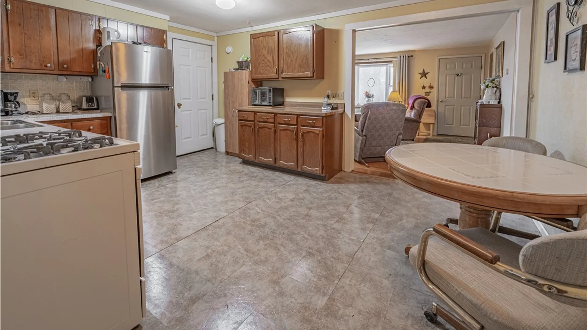 Property at 9 Manor Lane, Royalton, NY 14105 8