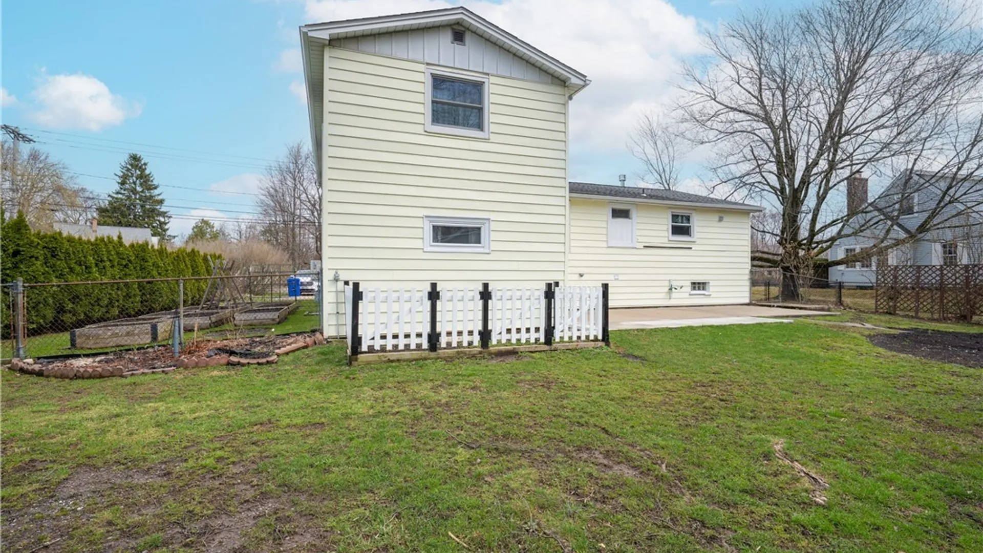 Property at 2125 Lakeview Road, Hamburg, NY 14085 4