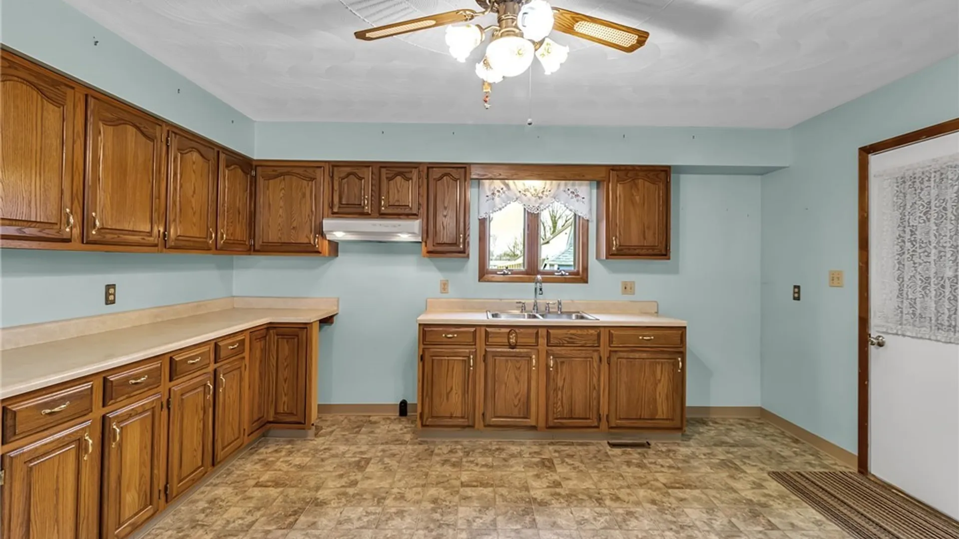 Property at 4555 Chester Avenue, Niagara, NY 14305 10