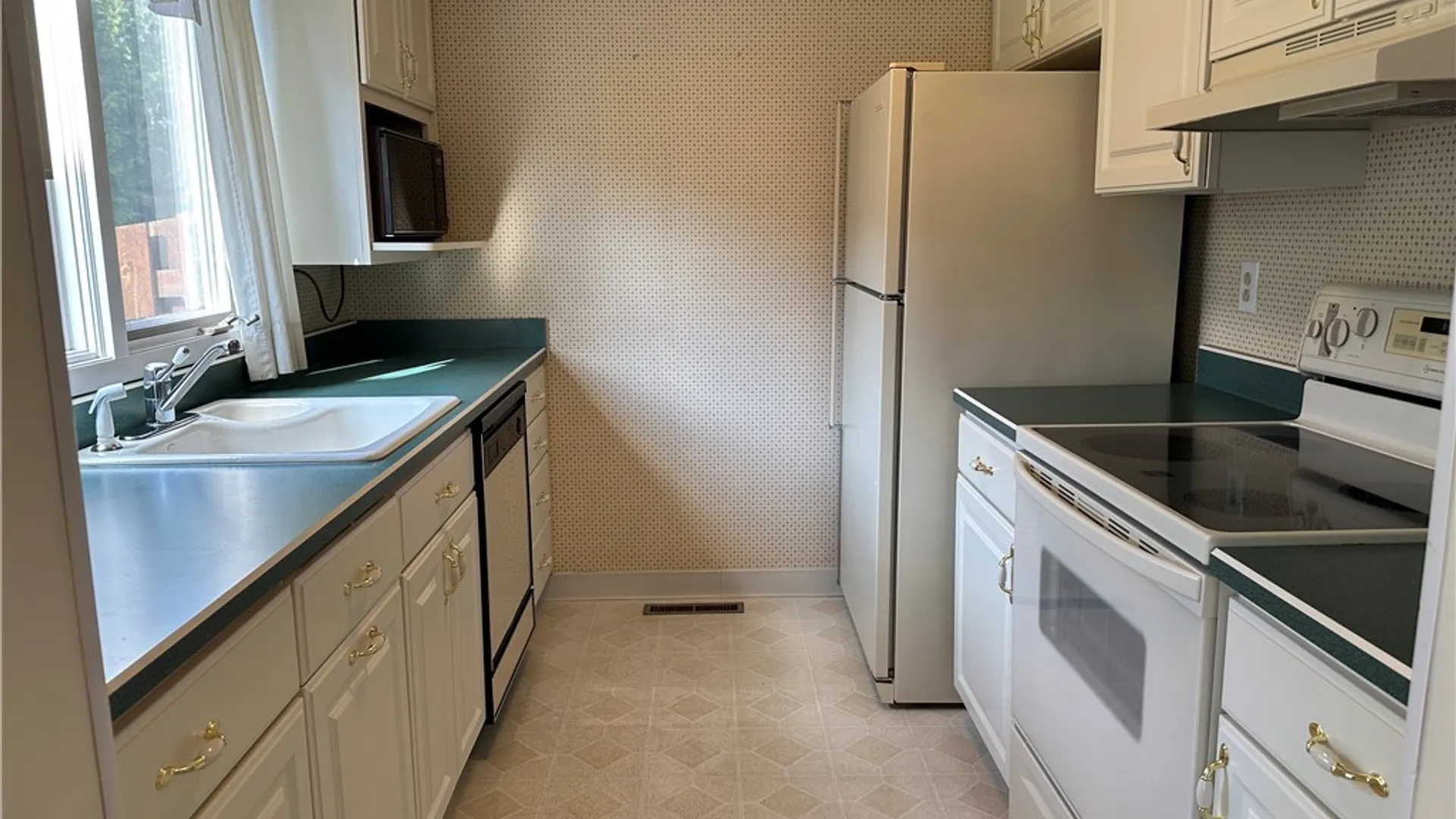 Property at 304 Charlesgate Circle, Amherst, NY 14051 11