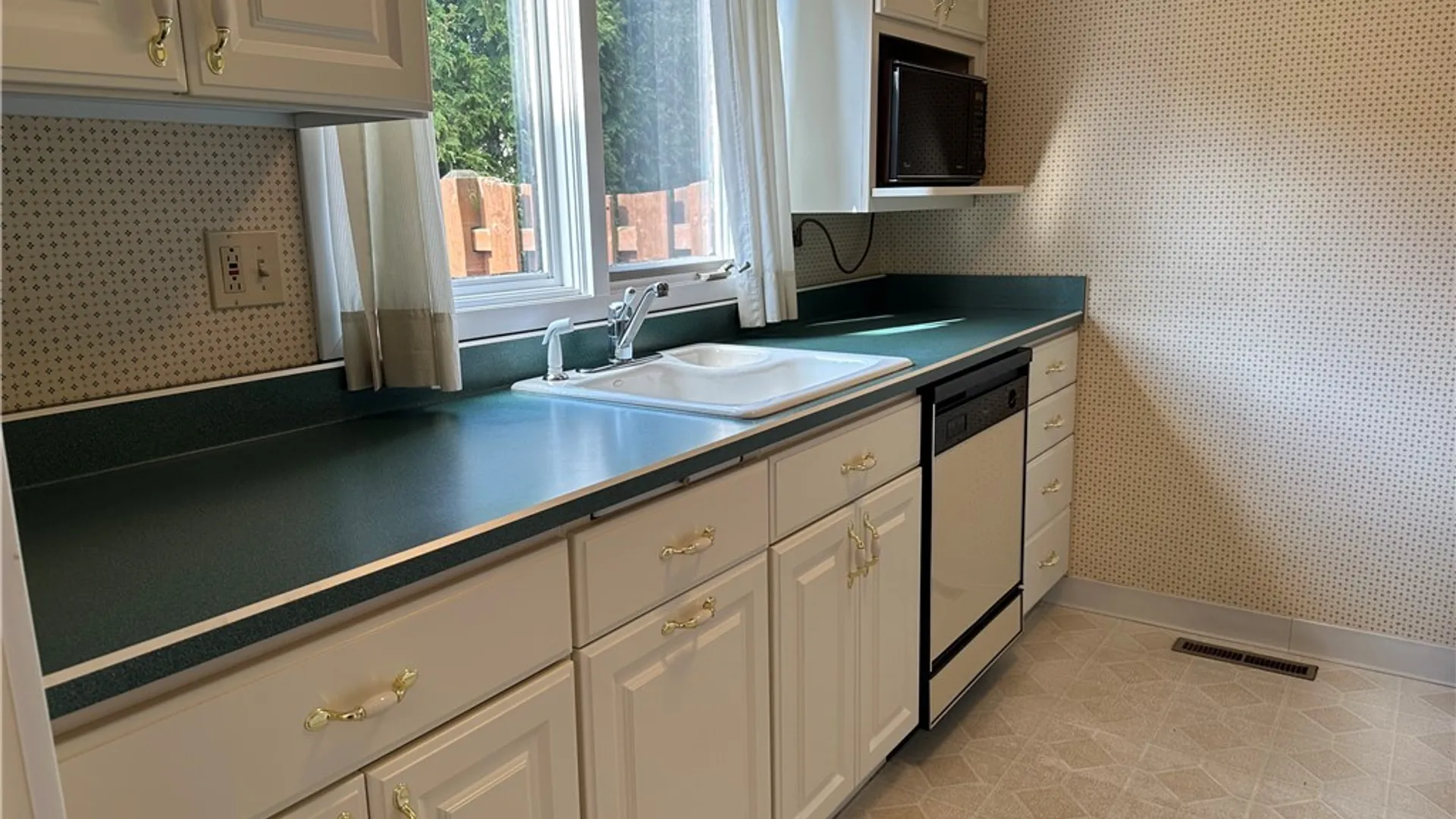 Property at 304 Charlesgate Circle, Amherst, NY 14051 12