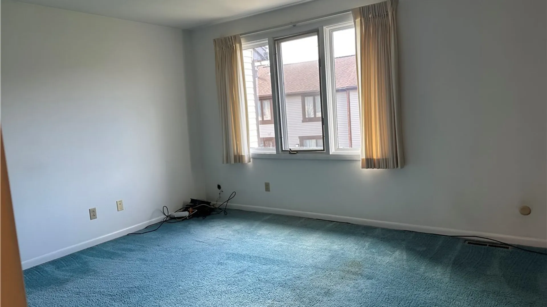 Property at 304 Charlesgate Circle, Amherst, NY 14051 17