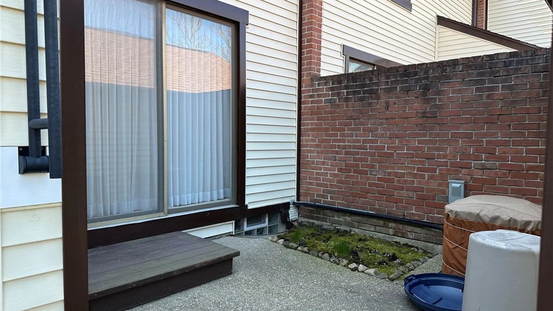 Property at 304 Charlesgate Circle, Amherst, NY 14051 2