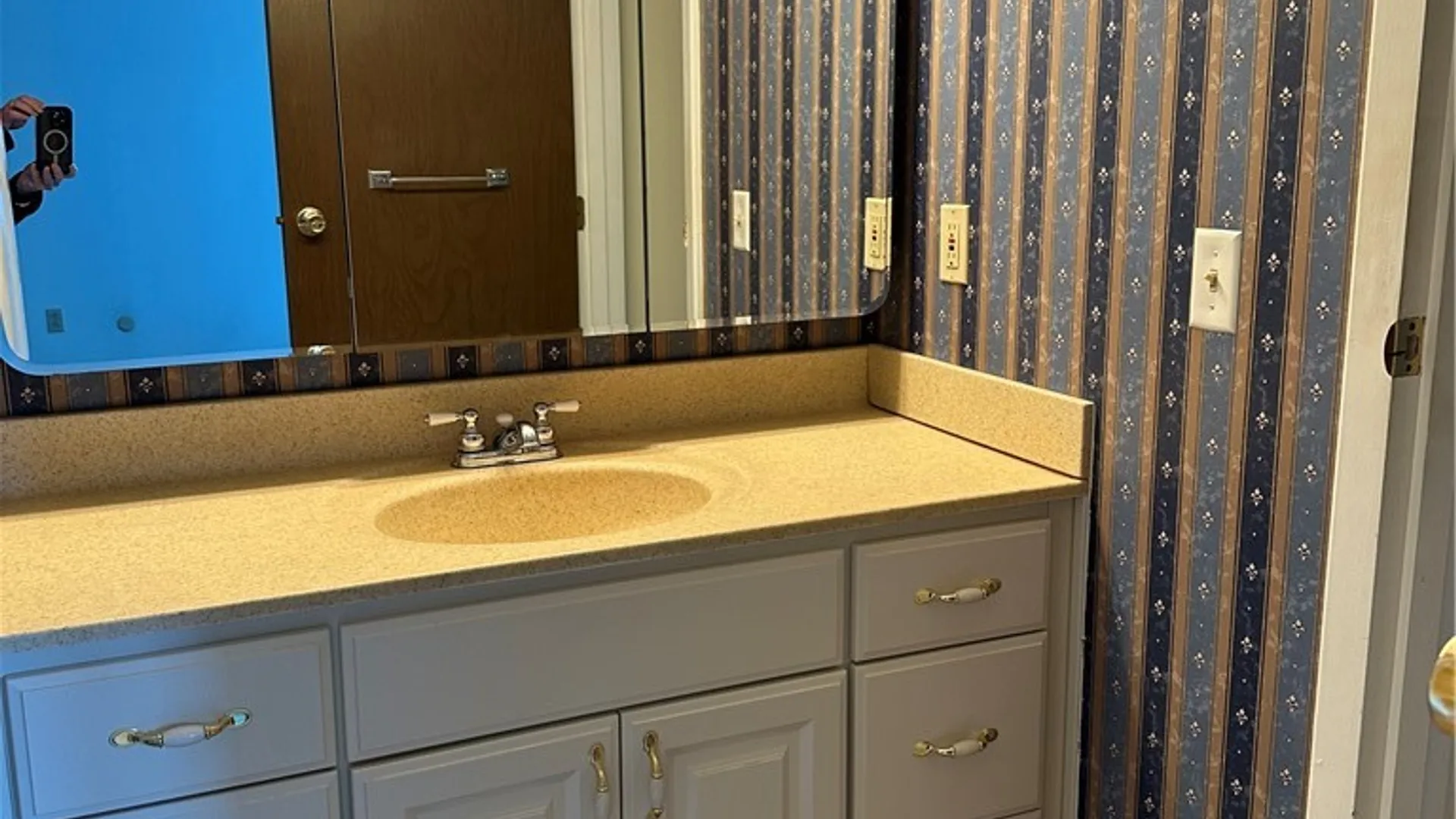 Property at 304 Charlesgate Circle, Amherst, NY 14051 20