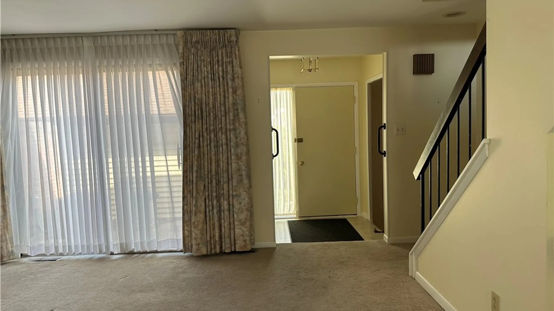 Property at 304 Charlesgate Circle, Amherst, NY 14051 5