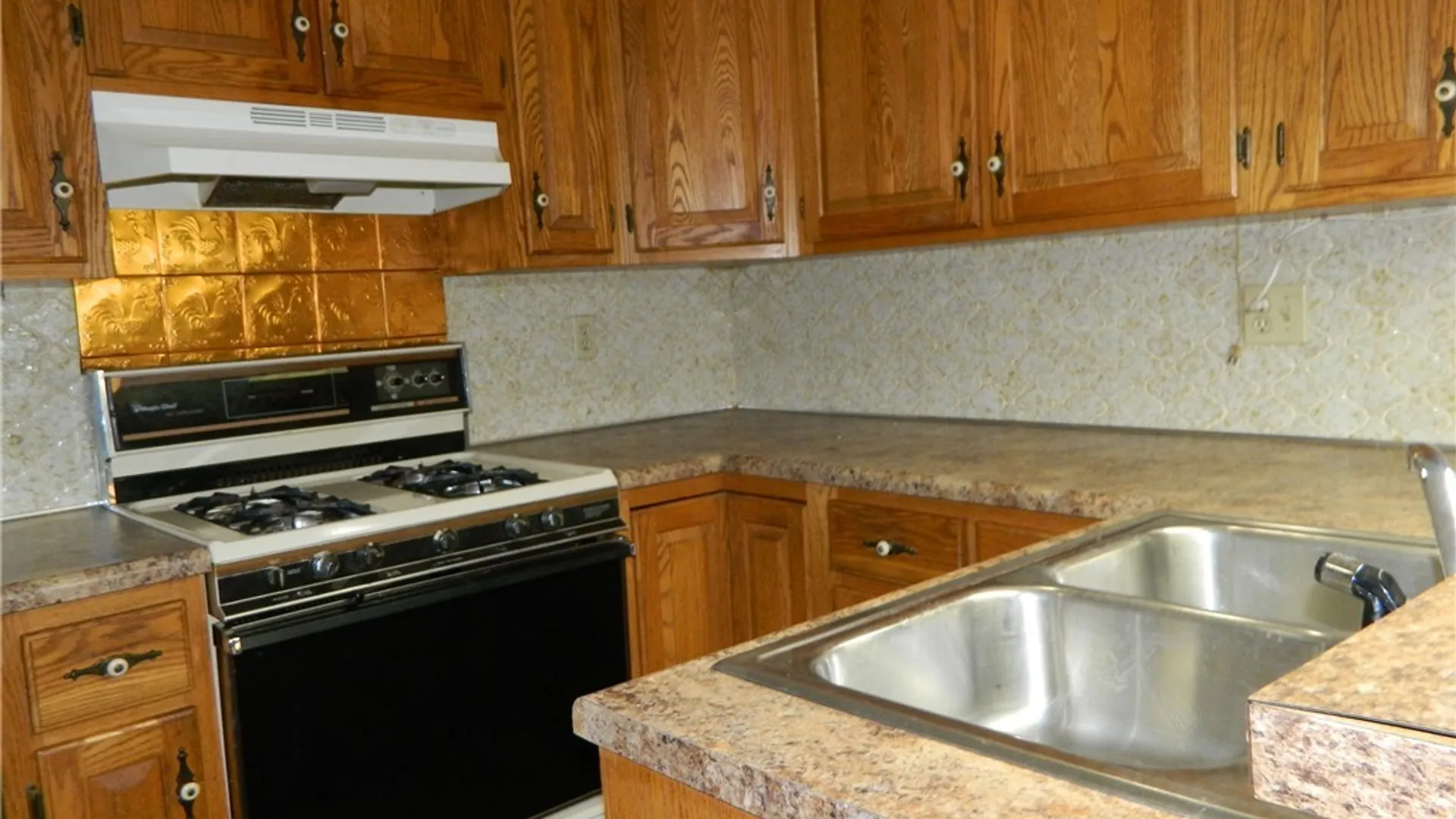 Property at 17 Randy Way, Cheektowaga, NY 14227 2