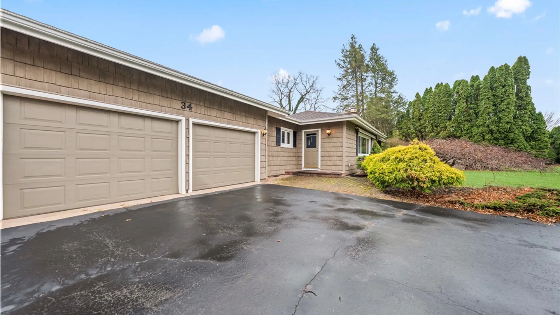 Property at 34 Lochnavar Parkway, Pittsford, NY 14534 2