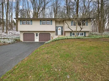 Property at 5 Camelot Circle, Camillus, NY 13219