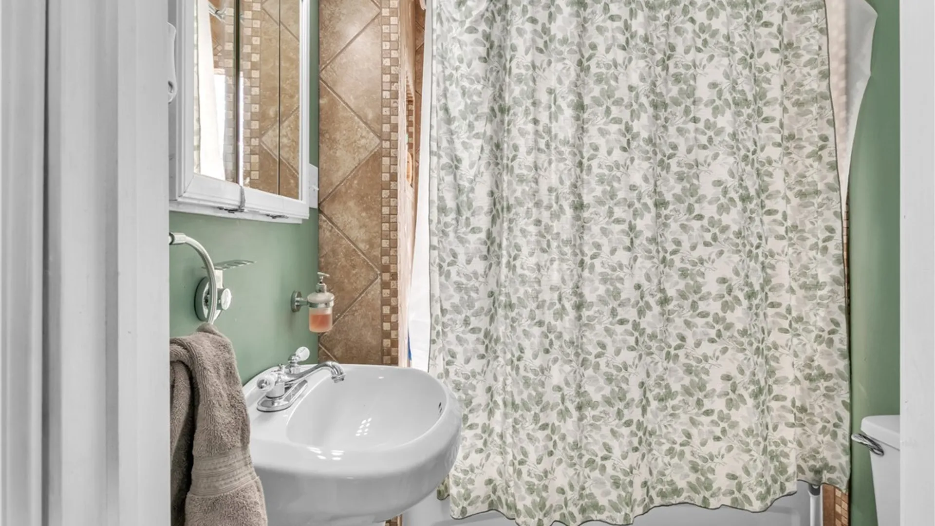 Property at 211 Olmstead Avenue, Lancaster, NY 14043 31