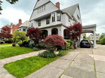 Property at 40 Oakland Place, Buffalo, NY 14222