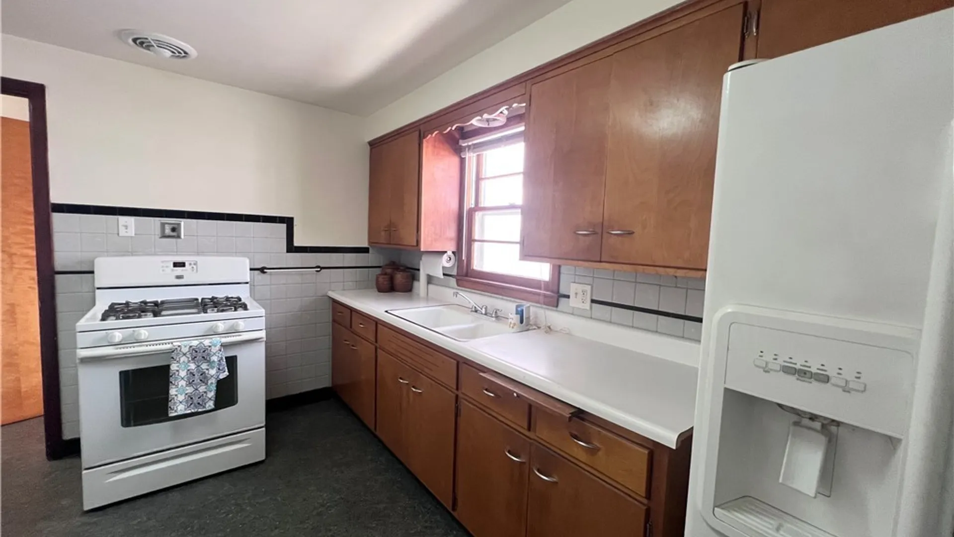 Property at 480 Hazeltine Avenue, Tonawanda, NY 14217 4